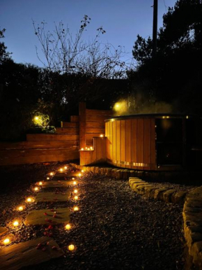 Rita's Luxury Retreat with Swedish Hot tub and Wood Fuelled Pizza Oven